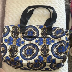 Alice + Olivia 
A+O X FABFITFUN DUFFLE BAG